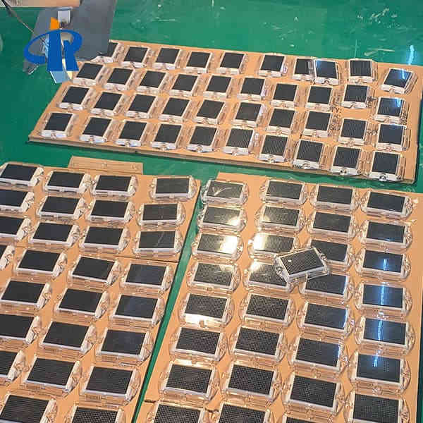 Synchronous flashing solar road stud with shank manufacturer